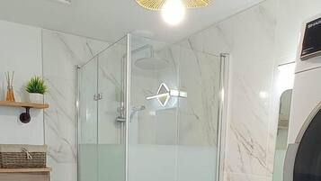 Een haardroger, handdoeken, zeep, shampoo