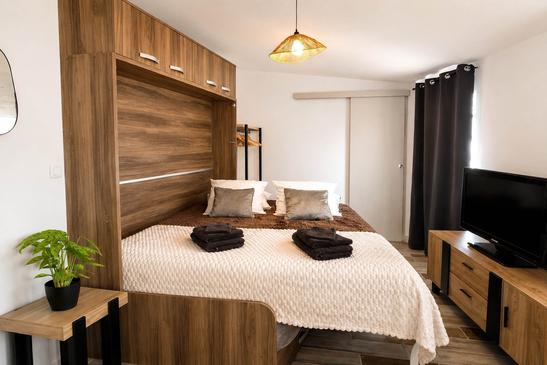 1 habitación, tabla de planchar con plancha y cuna de viaje 