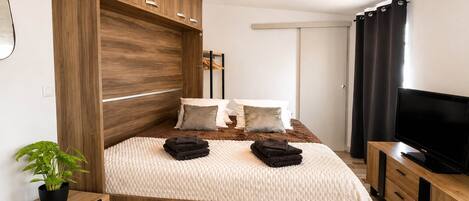 1 habitación, tabla de planchar con plancha y cuna de viaje