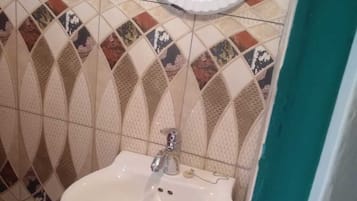 Douche, serviettes fournies, savon, papier de toilette