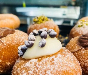Free daily buffet breakfast - Leone Suite View & Restaurant (Palermo)