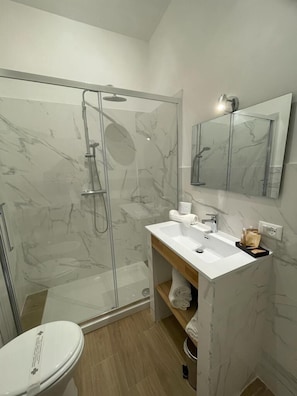 Panoramic Double Room, Partial Sea View | Bathroom | Shower, free toiletries, hair dryer, towels - Leone Suite View & Restaurant (Palermo)