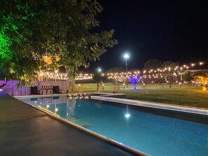 Hồ bơi ngoài trời phục vụ theo mùa, dù/ô trên bãi biển/hồ bơi