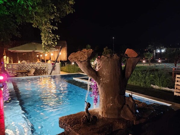 Piscine extérieure en saison, accès possible de 8 h 30 à 21 h, parasols