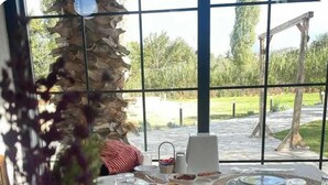 Una mesa dispuesta para una comida con diversos platos y condimentos.