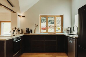 Jääkaappi, uuni, liesi, astianpesukone