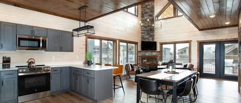 Køleskab, mikrobølgeovn, ovn, kogeplade