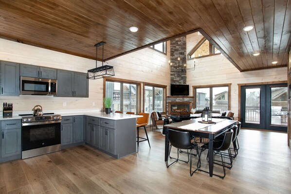 ثلاجة، ميكروويف، فرن، موقد طهي مسطح