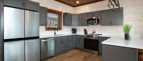 Kühlschrank, Mikrowelle, Ofen, Herdplatte