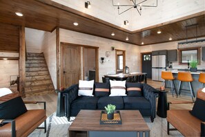 Smart-TV, Kamin, Videospiele, Tischfußball