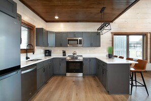 ثلاجة، ميكروويف، فرن، موقد طهي مسطح