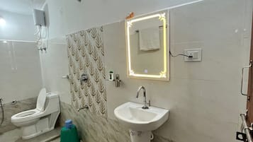 Habitación económica | Baño | Regadera, amenidades de baño gratuitas, secadora de cabello, pantuflas