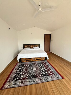 Economy kamer | Een kluis op de kamer, verduisterende gordijnen, geluiddichte muren