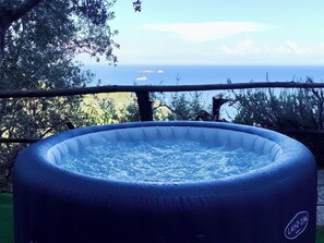 House, 2 Bedrooms | Private spa tub