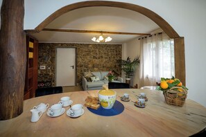 Casa, 2 habitaciones | Área de sala de estar | Televisión de pantalla plana de 32 pulgadas con canales digitales 