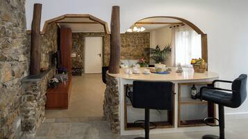 Casa, 2 quartos | Área de estar | TV de tela plana 32 polegadas com canais digitais