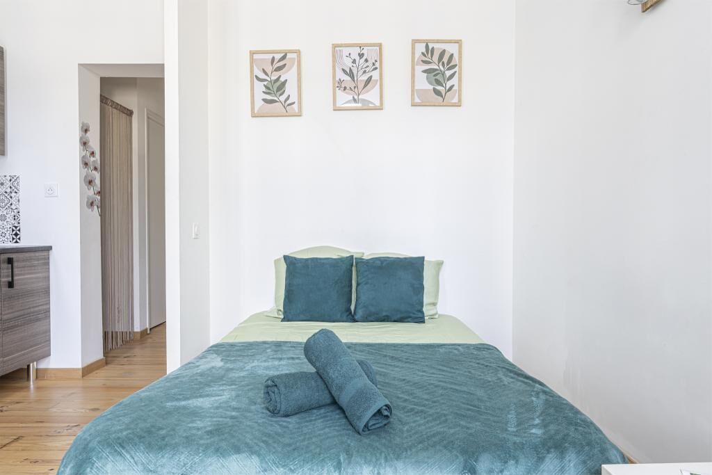 Een bureau, een strijkplank/strijkijzer, gratis wifi, beddengoed