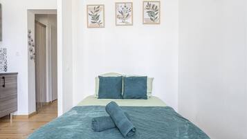 Een bureau, een strijkplank/strijkijzer, gratis wifi, beddengoed