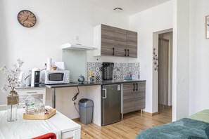Réfrigérateur, micro-ondes, plaque de cuisson, cafetière/bouilloire