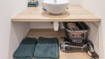 Douche, sĂšche-cheveux, serviettes fournies