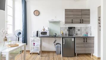 Fridge, microwave, stovetop, coffee/tea maker