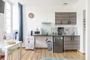 Réfrigérateur, micro-ondes, plaque de cuisson, cafetière/bouilloire