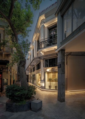A building with a balcony, a statue, and a sign that reads "Coca-Cola". - Aeolian Spirit Suites (Athens)