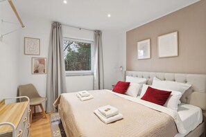 1 bedroom, iron/ironing board, WiFi, bed sheets - Charysma: Rosso suite | warm & stylish design | terrace | parking lot (Hameln)