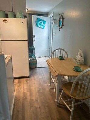 Dining - The Caddy's Retreat Loft (Edisto Island)