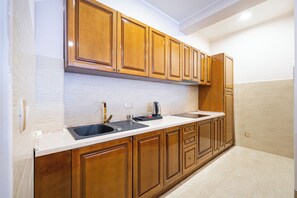 Una cocina con armarios de madera, una encimera y un lavabo.