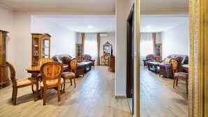 A spacious room with a dining area, a mirror, and a large mirror on the wall. - Hotel Perun (Budva)