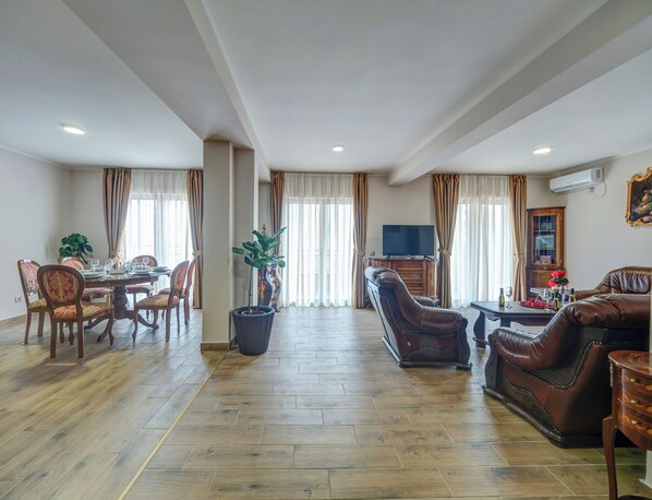 40-inch Smart TV with satellite channels - Hotel Perun (Budva)