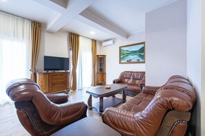 Apartamento, 2 habitaciones | Zona de estar | Smart TV de 40 pulgadas con canales por satélite