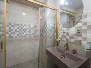 Articles de toilette (gratuits), séchoir à cheveux, pantoufles, bidet