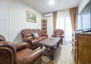 40-inch Smart TV with satellite channels - Hotel Perun (Budva)