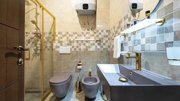 Superior appartement | Badkamer | Gratis toiletartikelen, een haardroger, pantoffels, een bidet