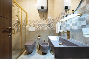Apartamento superior | Baño | Artículos de higiene personal gratuitos, secador de pelo y zapatillas
