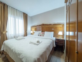 Premium bedding, in-room safe, iron/ironing board, free WiFi