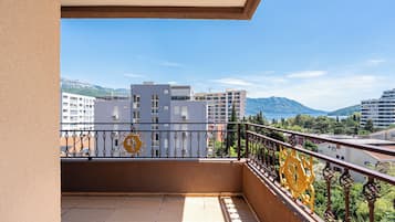 Deluxe Two Bedroom Apartment | Terrace/patio