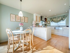 Dining - 4 bedroom accommodation in Pendoggett, near Port Isaac (Pendoggett, near Port Isaac)