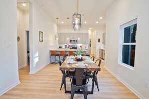 House | 3 bedrooms - Stylish 3BR 2BA Urban Retreat Near Lively Downtown (San Antonio)