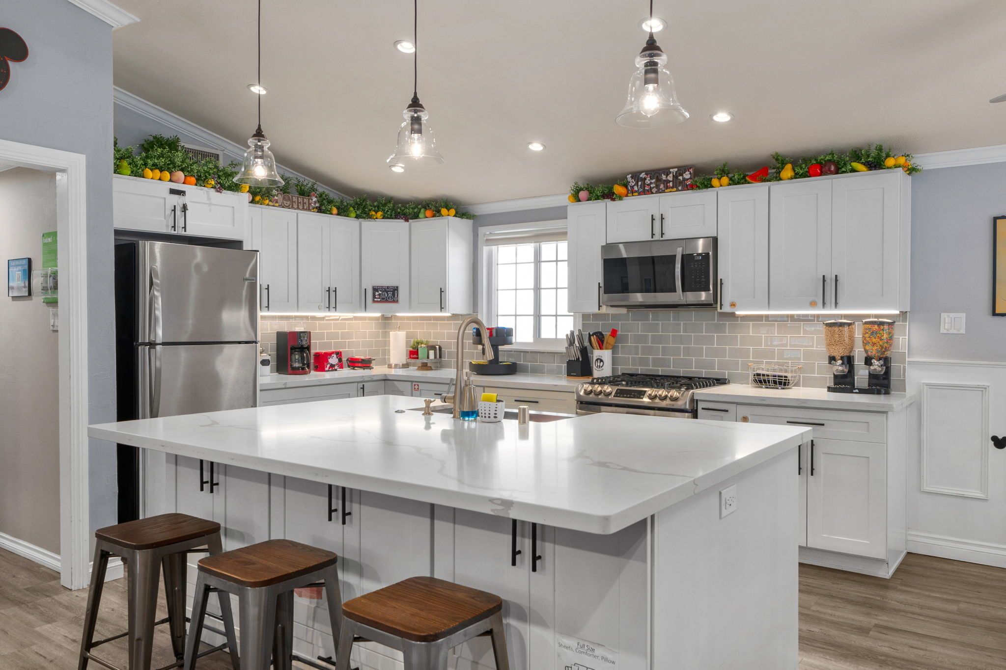 冷蔵庫、電子レンジ、オーブン、コンロ