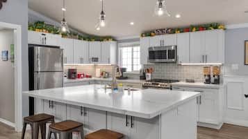 Jääkaappi, mikroaaltouuni, uuni, liesi