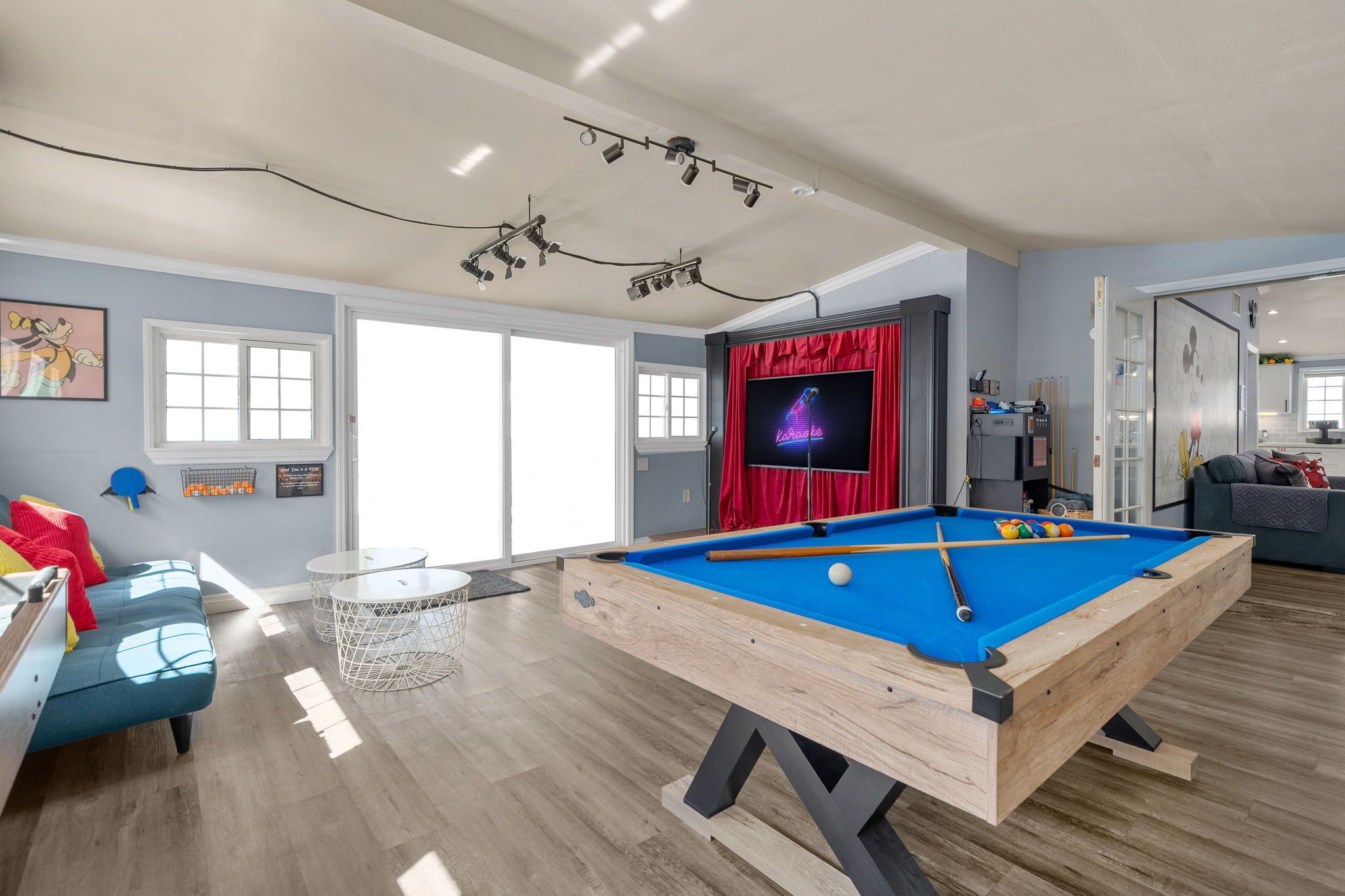 Smart-tv, videospelletjes, een dvd-speler en een tafeltennistafel