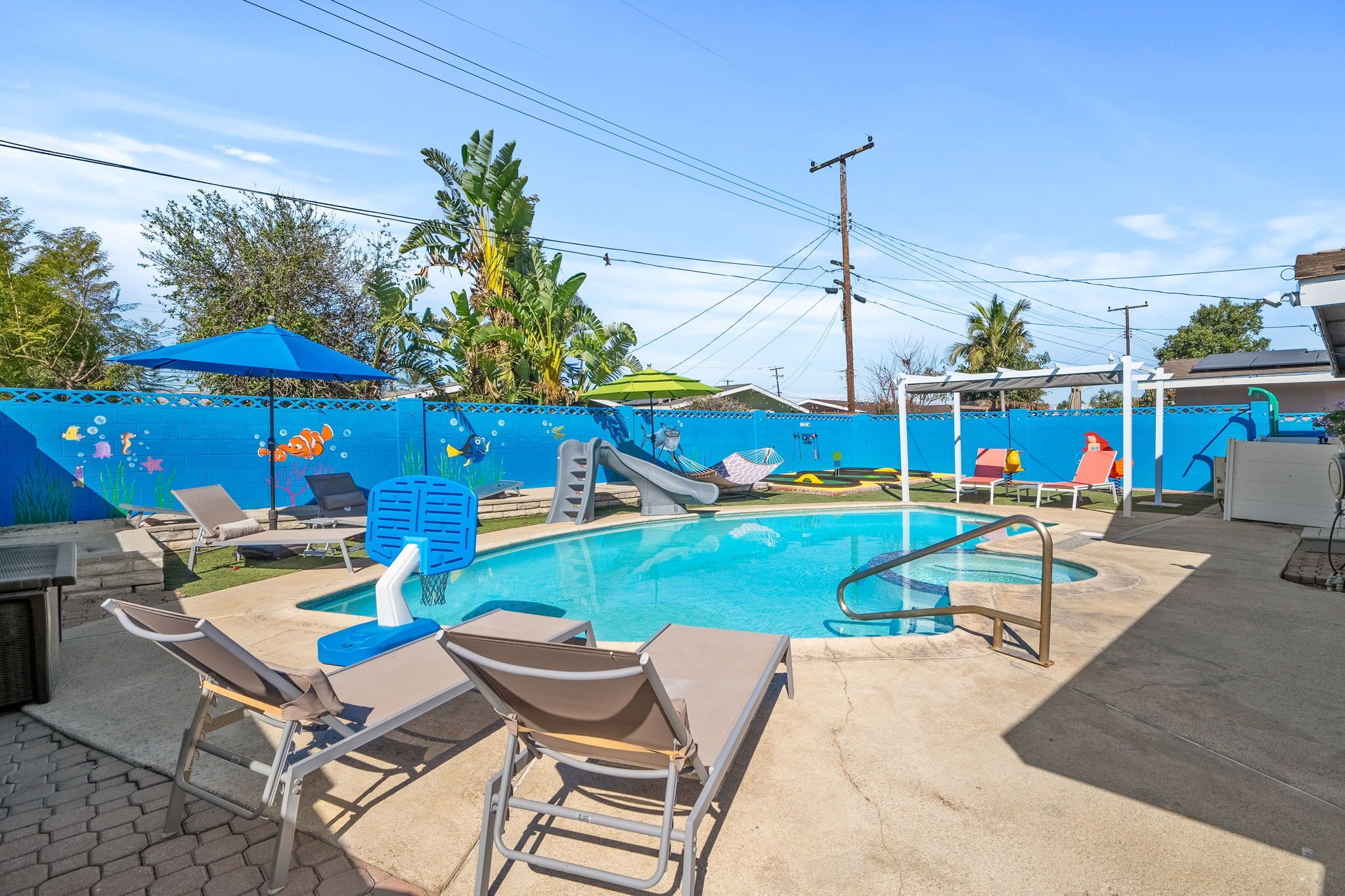 Een buitenzwembad en een verwarmd zwembad