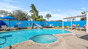 Alberca al aire libre y alberca climatizada