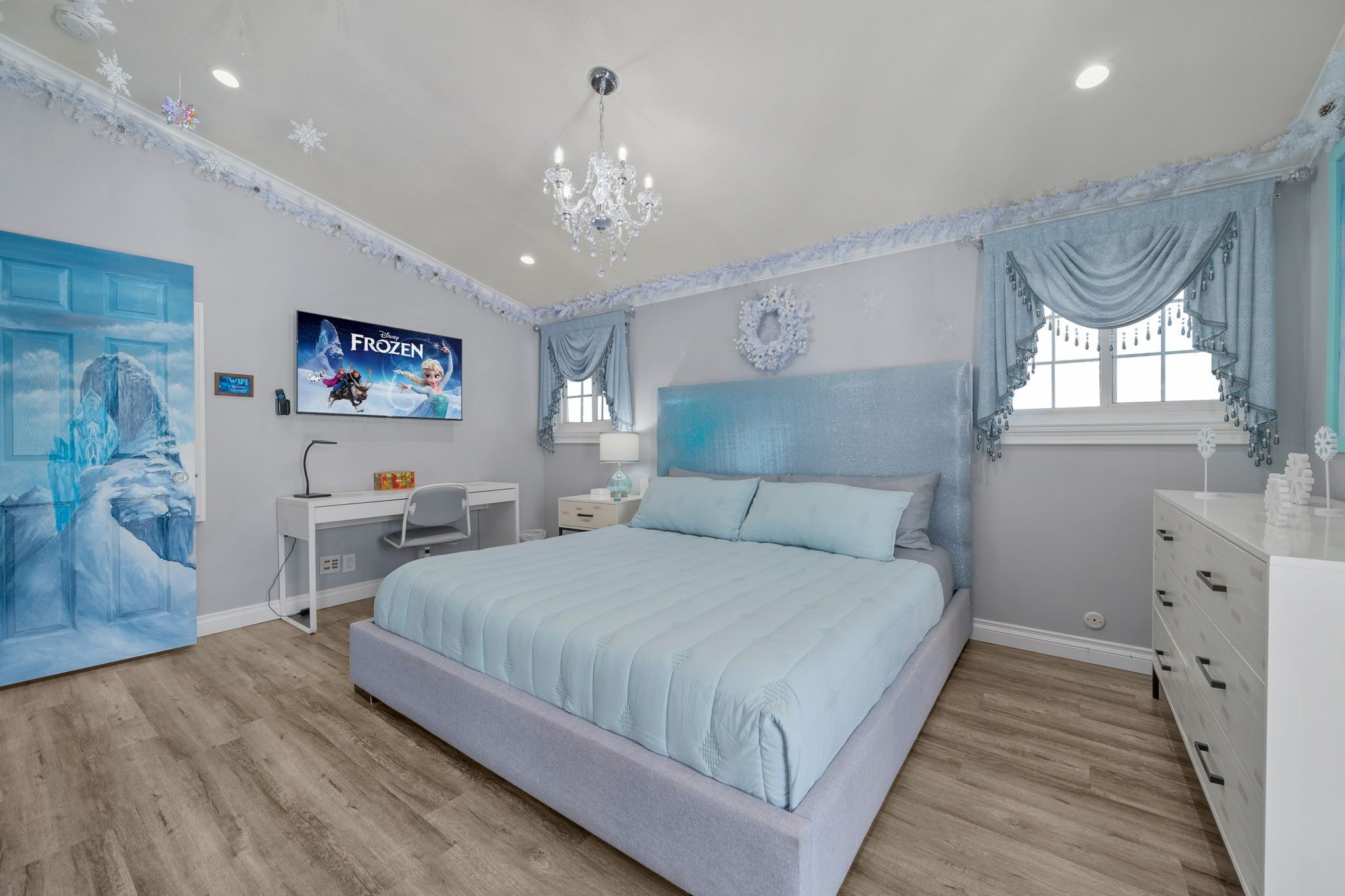 3 makuuhuonetta, työpöytä, silitysrauta/-lauta, vauvan matkasänky