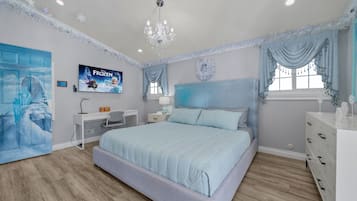 3 makuuhuonetta, työpöytä, silitysrauta/-lauta, vauvan matkasänky