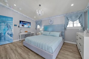 3 slaapkamers, een bureau, een strijkplank/strijkijzer, reisbedje