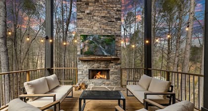 LUXE Chalet! Hottub, Sauna, Arcade, 8 Beds-3 Kings, Creek, 10min Downtown & Lake